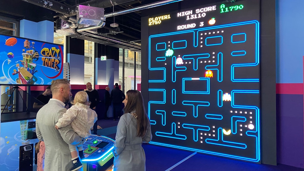 Auf einer großen Leinwand kann „Pac-Man“ gezockt werden.