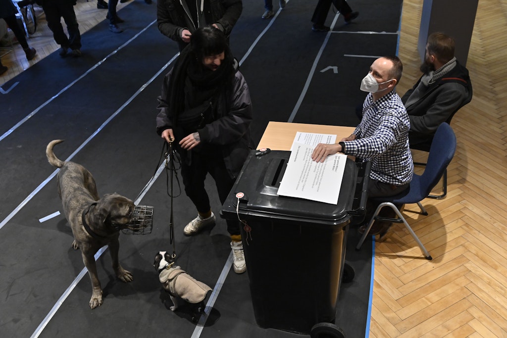 In Wahllokalen des Berliner Bezirks Friedrichshain-Kreuzberg wurden Mülltonnen als Wahlurnen bereitgestellt.