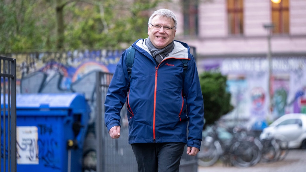 Landeswahlleiter Stephan Bröchler kommt zur Stimmabgabe in ein Wahllokal in Pankow. 