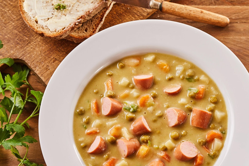 Erbsensuppe mit Würstchen - dieser Eintopf ist ein echter Klassiker, das Rezept nicht schwer.