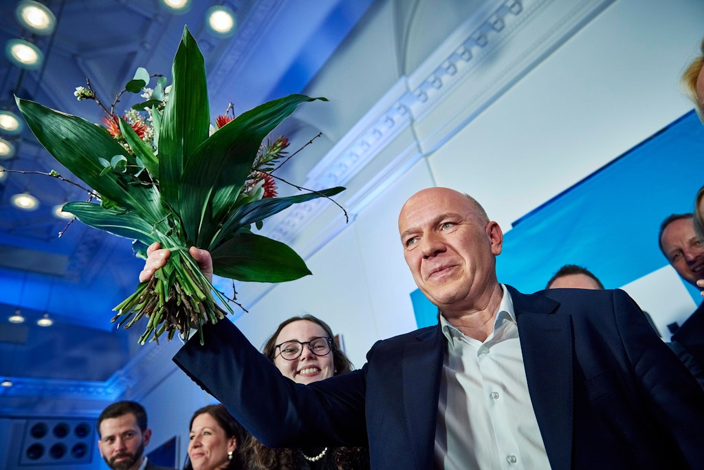 Die Blumen hält Kai Wegner nach dem Wahlsieg in der Hand, das Zepter der Stadt Berlin noch nicht.