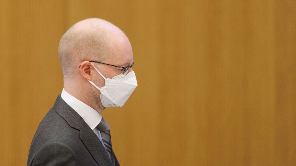 Der frühere Wirecard-Manager Oliver Bellenhaus hat die Vorwürfe gegen sich zugegeben und seinen Ex-Chef Markus Braun belastet..