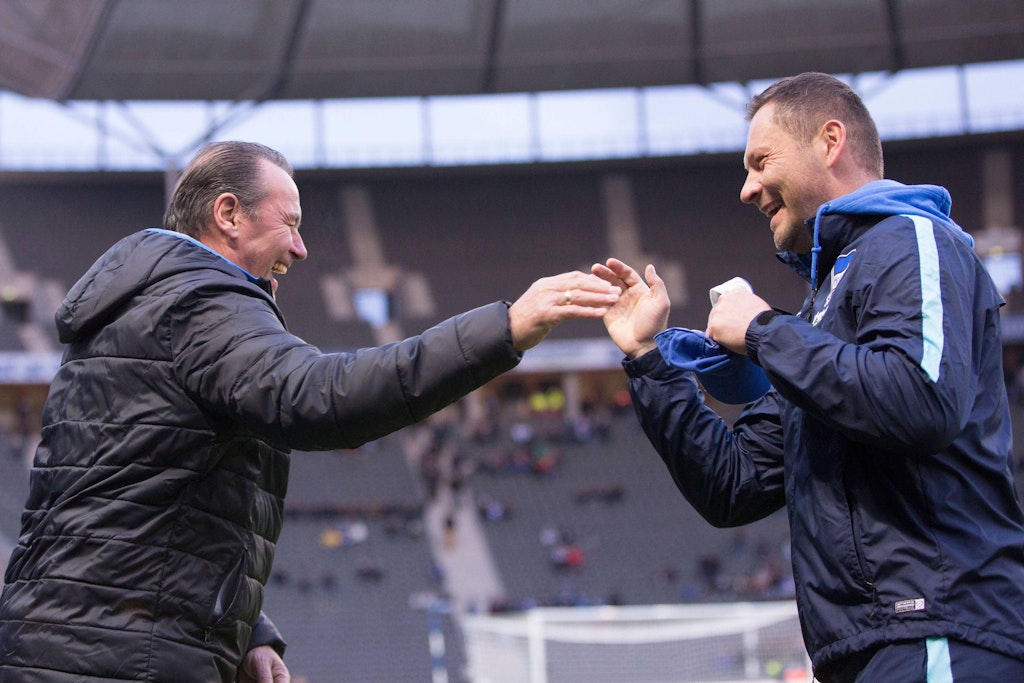 Wiedersehen macht Freude: Die Trainer Huub Stevens und Pal Dardai trafen 2015 aufeinander. Die Klub-Legende war unter Stevens absoluter Stammspieler. 