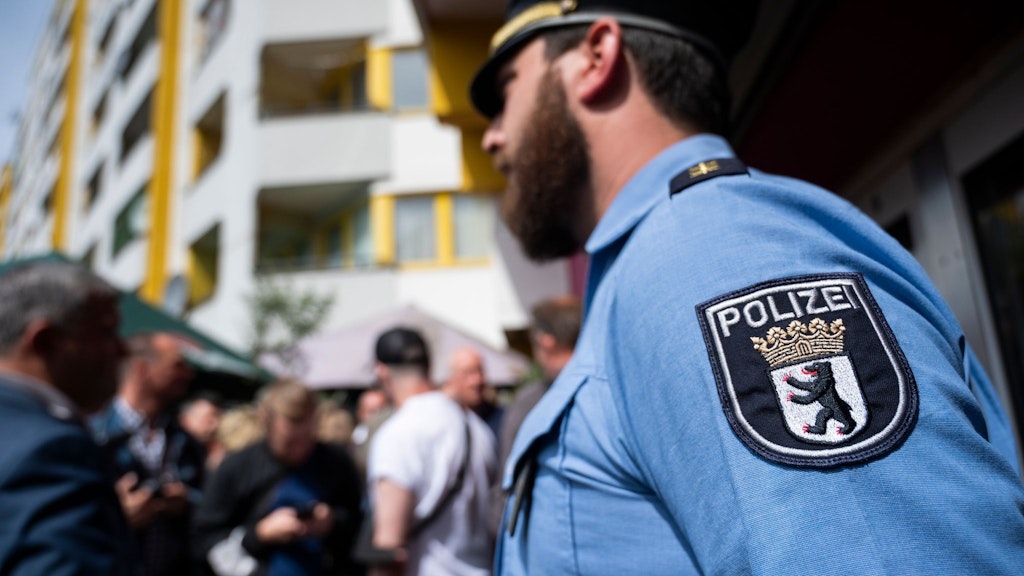 Ein Polizist steht am Kottbusser Tor.