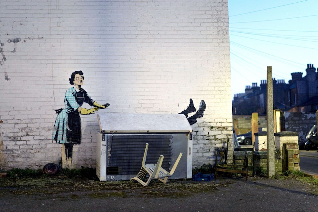 Zum Valentinstag hat der Street-Art-Künstler Banksy mit einem neuen Kunstwerk offenbar auf das Problem häusliche Gewalt aufmerksam gemacht. 