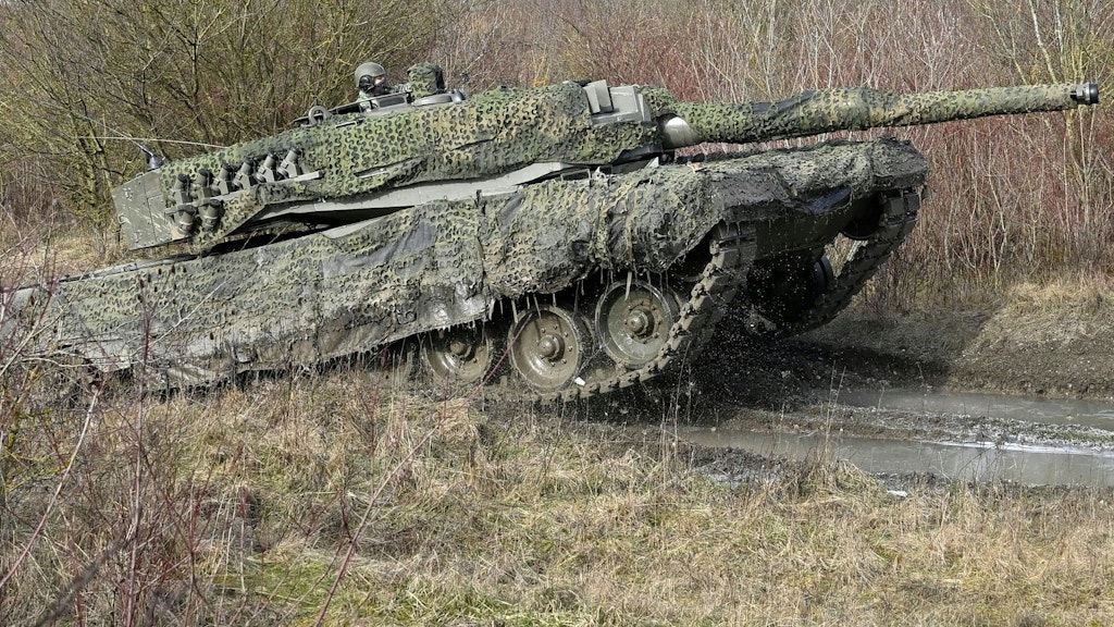 Ein Leopard der älteren Baureihe 2A4 des österreichischen Bundesheers.