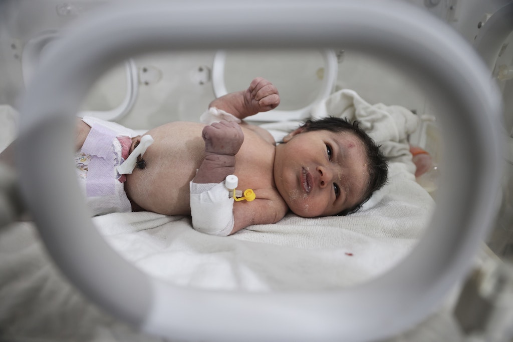 Die kleine Aja liegt in einer syrischen Kinderklinik in einem Inkubator. Das Mädchen, dass im Erdbebengebiet unter Trümmern geboren wurde, sollte entführt werden.