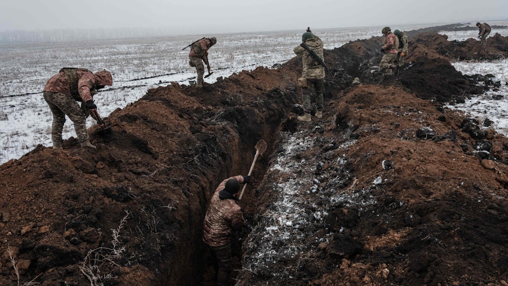 Nein, das ist nicht Flandern 1916: Ukrainische Soldaten heben im Februar 2023 bei Bachmut einen Schützengraben aus.