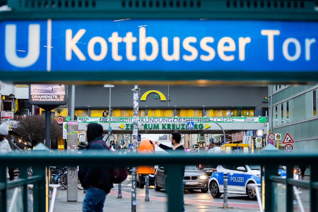 Der Gebäuderiegel Zentrum Kreuzberg am Kottbusser Tor: Dort wird die neue Polizeiwache eröffnet.