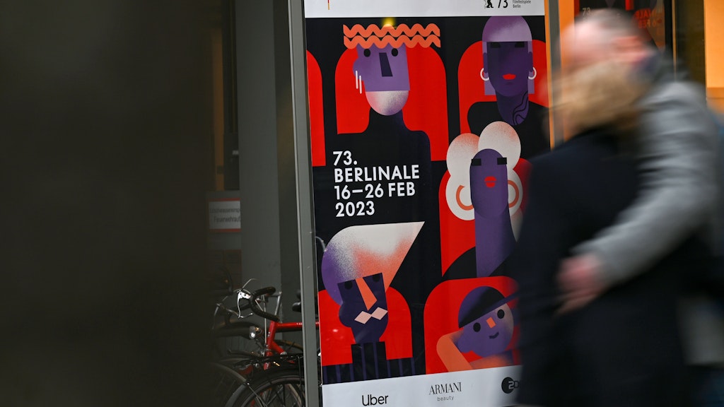 Plakate werben für das Filmfestival Berlinale am Potsdamer Platz. Die 73. Berlinale findet vom 16. bis 26. Februar 2023 statt. 