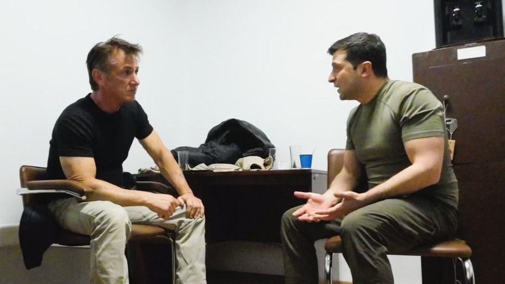 Der Dokumantarfilm „Superpower“: Der US-Schauspieler Sean Penn (l) spricht mit dem ukrainischen Präsidenten Wolodymyr Selenskyj. 