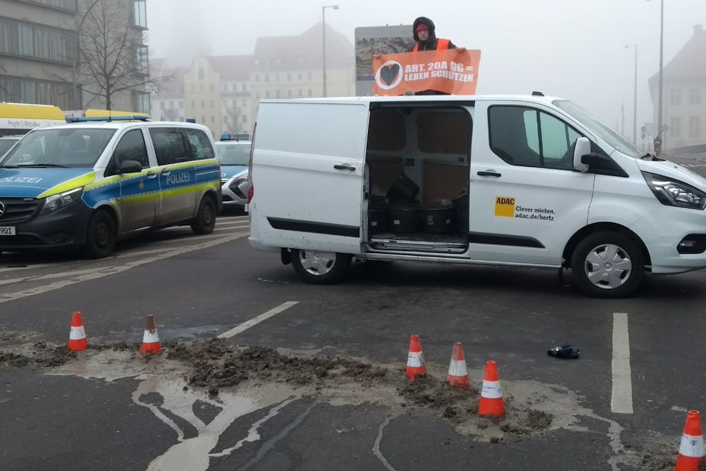 Beton auf der Straße sorgte am Morgen für Behinderungen im Straßenverkehr.