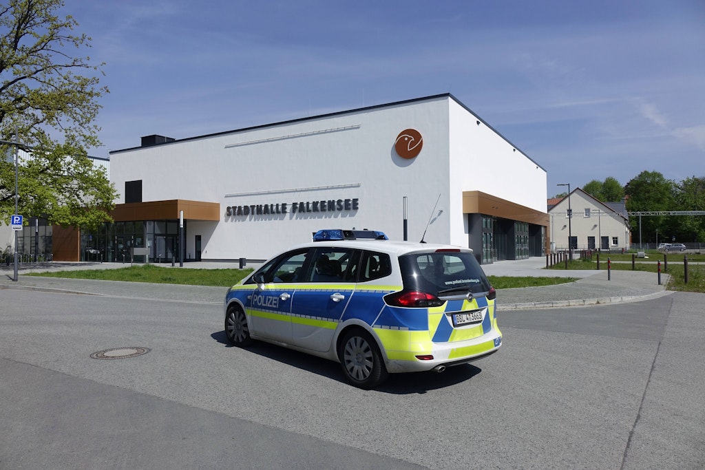In der Stadthalle von Falkensee wollen die QAnon-Verschwörungsideologen feiern.