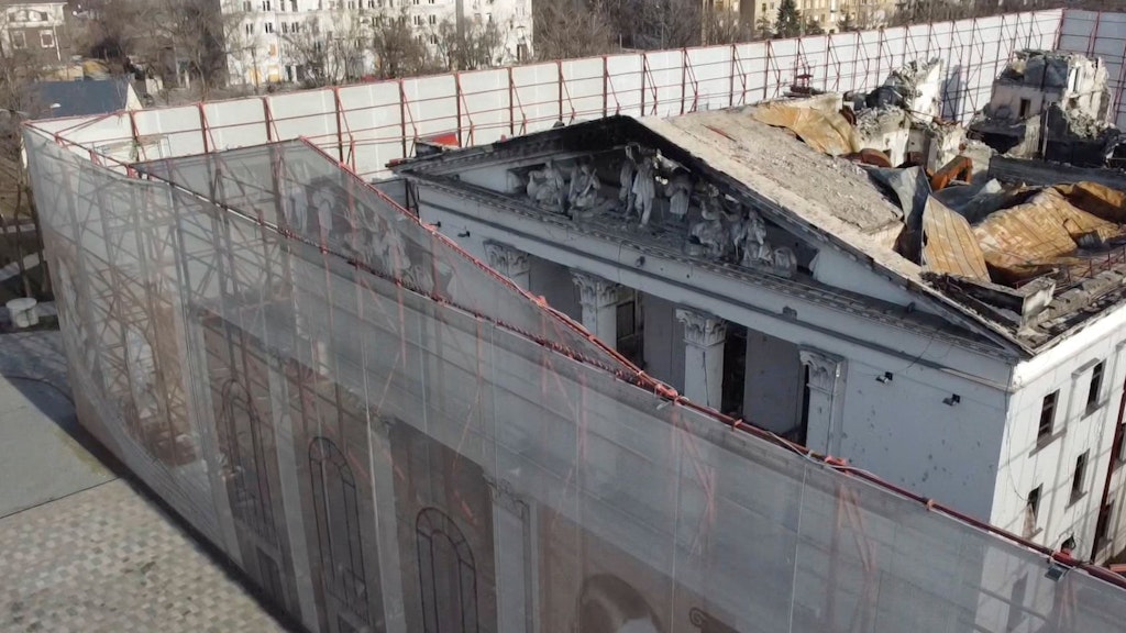 Im Dezember 2022 waren riesige Planen um die Ruine des zerbombten Theaters gezogen worden.