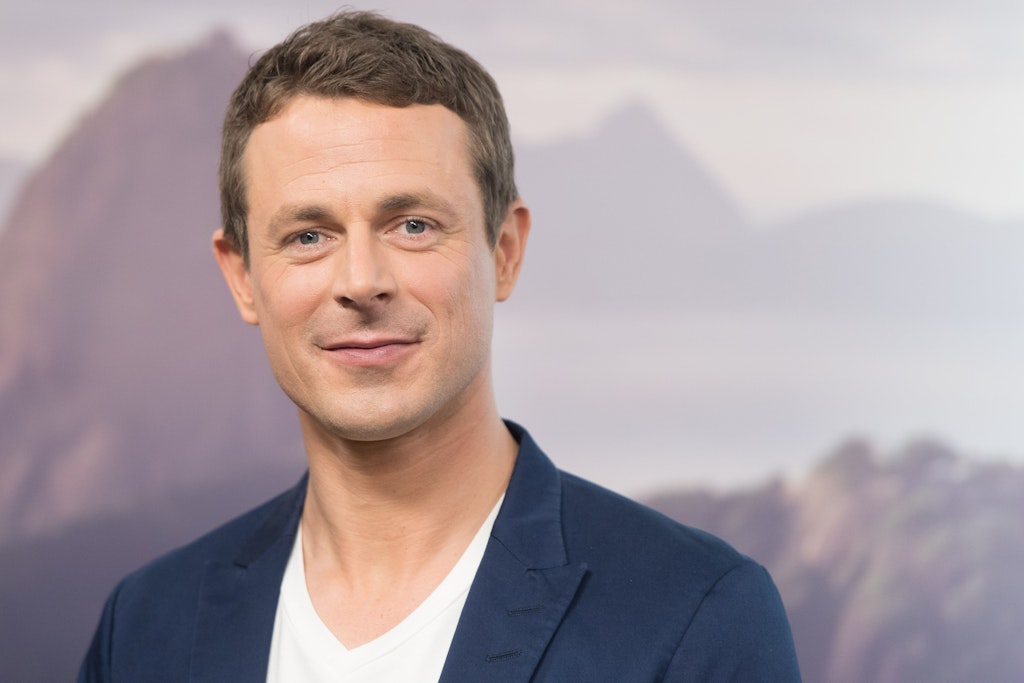 Der beliebte TV-Moderator Alexander Bommes soll bald wieder vor der Kamera stehen.