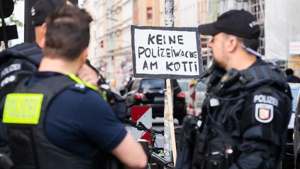 Mehr Polizei am Kotti ist bei manchen Anwohnern unerwünscht. Schon seit Monaten demonstrieren sie gegen die neue Wache.