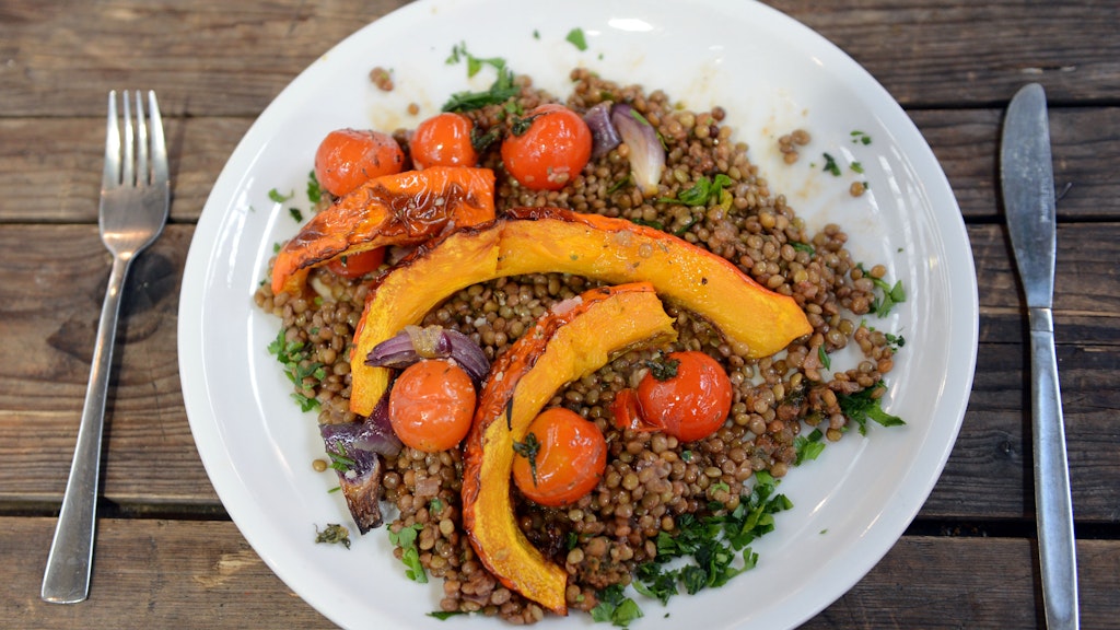 Lentils are nutritious and super healthy because of their fiber. They contain a lot of protein and are versatile in the kitchen. As a salad, as a stew or even as a patty.