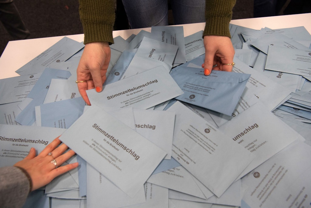 Wahlhelfer sichten nach der wiederholten Wahl Stimmzettel von Briefwählern.