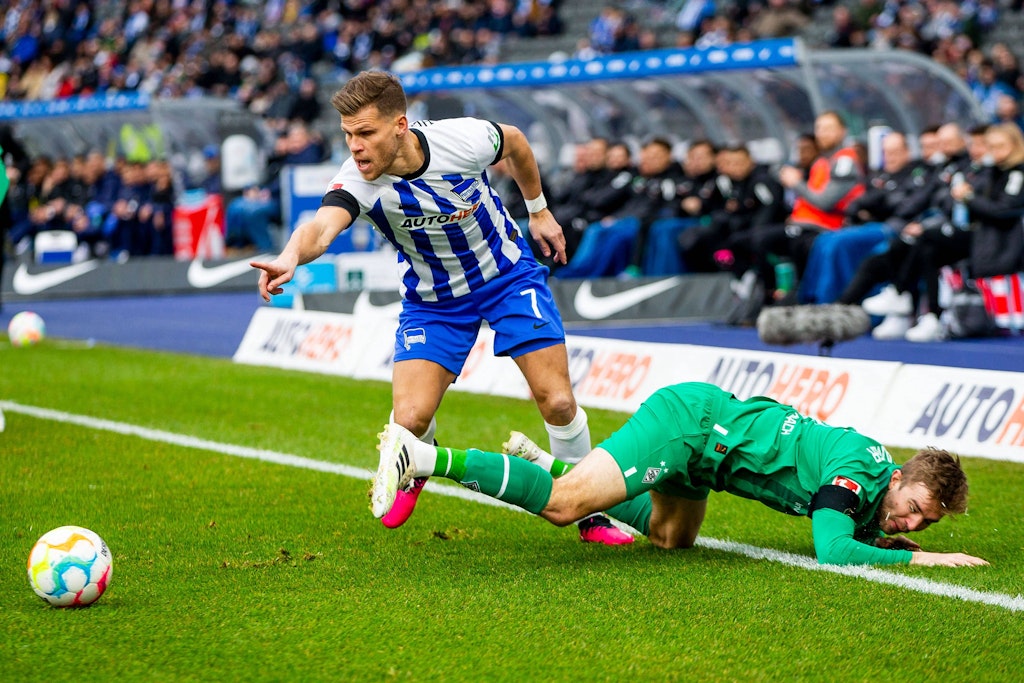 Herthas Stürmer Florian Niederlechner tanzt Gladbachs Christopher Kramer im Zweikampf aus. Noch wartet Niederlechner auf sein erstes Tor bei Hertha BSC. 
