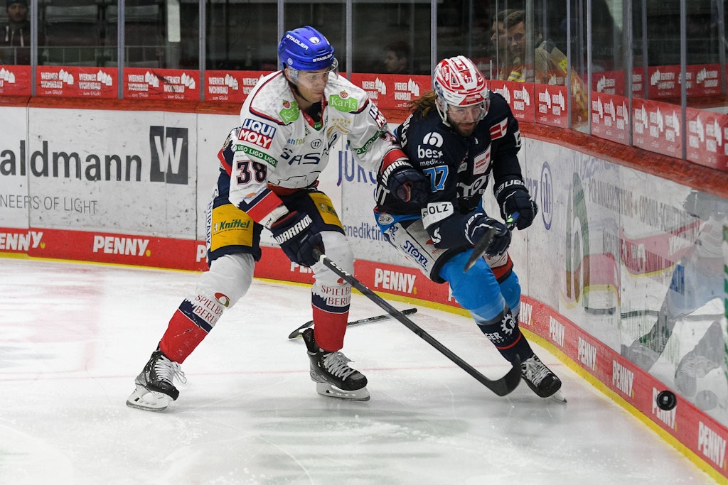 Zweikampf zwischen Eisbär Yannick Veilleux und Daniel Pfaffengut von den Schwenninger Wild Wings. Der deutsche Meister gewann bei den Schwenninger Wild Wings mit 6:4. 