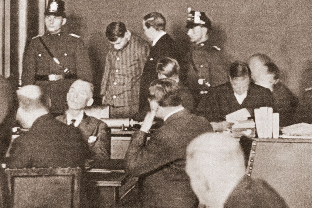 Marinus van der Lubbe nach dem Reichstagsbrand vor Gericht. 