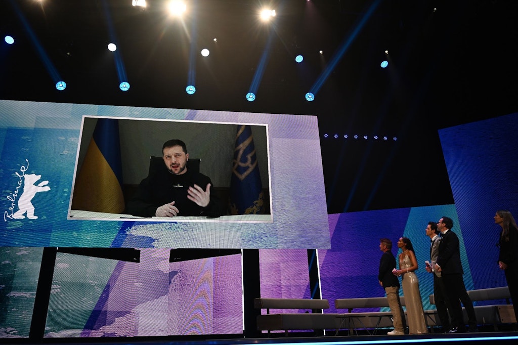 Wolodymyr Selenskyj, Präsident der Ukraine, spricht per Video-Leinwand zu den Besuchern der Eröffnung der Berlinale.