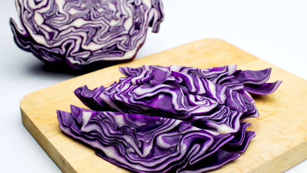 Einfaches Rezept: Für den Rotkrautsalat muss der Rotkohl sehr fein geschnitten werden.