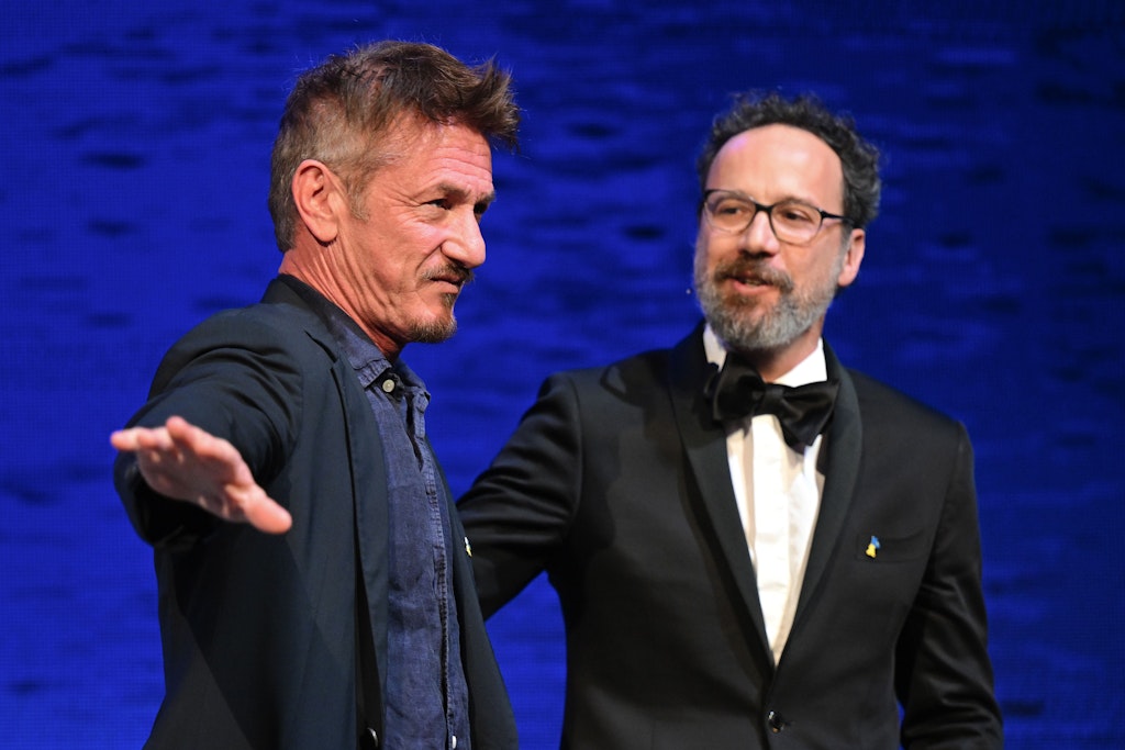 Der Schauspieler und Filmregisseur Sean Penn (l.) und Carlo Chatrian, Künstlerischer Leiter der Filmfestspiele, unterhalten sich auf der Bühne bei der Eröffnung der Berlinale. 