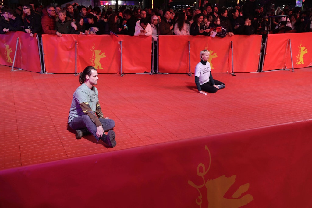 Klima-Kleber haben sich am Rande des roten Berlinale-Teppichs festgeklebt.