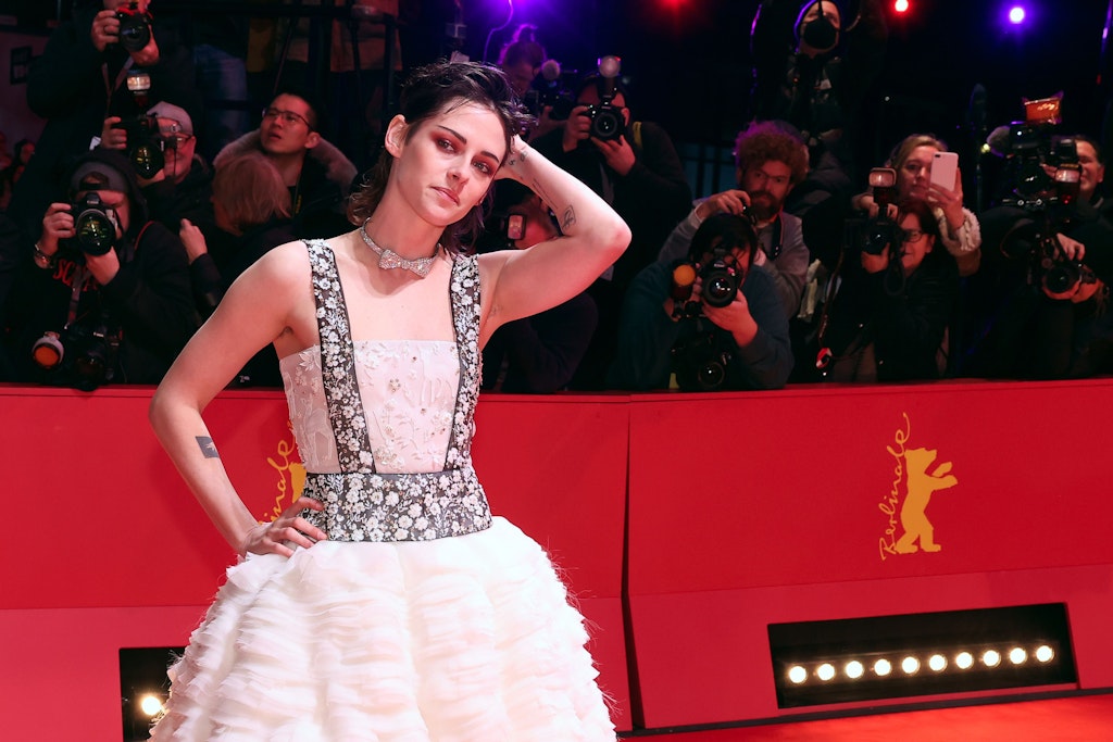 Jurypräsidentin und Schauspielerin Kristen Stewart (USA) kommt zur Eröffnung der Berlinale. Was man auf diesem Foto kaum sieht: Ihre Augenlider sind pink eingefärbt.
