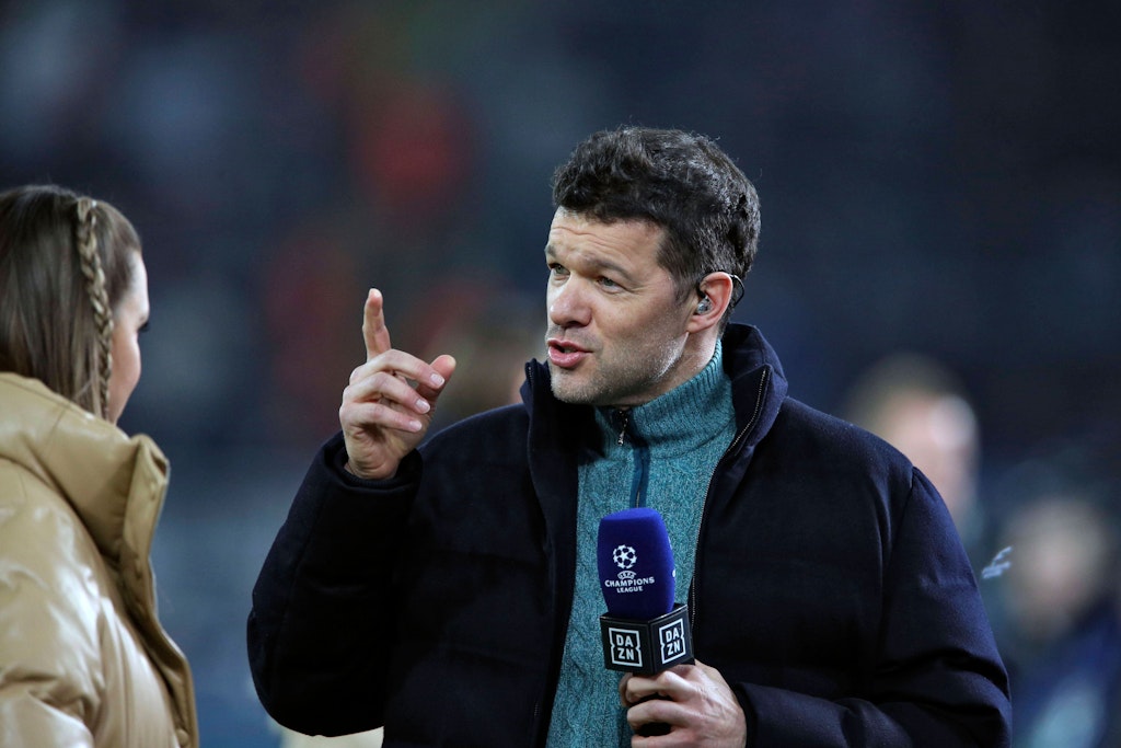 Michael Ballack arbeitet als TV-Experte und bekam beim BVB-Spiel gegen Chelsea eine Bierdusche ab.