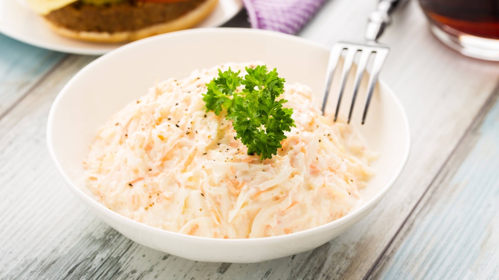 Weißkohlsalat ist nicht schwer zuzubereiten - dieses Rezept ist simpel und kostet nicht viel Zeit.