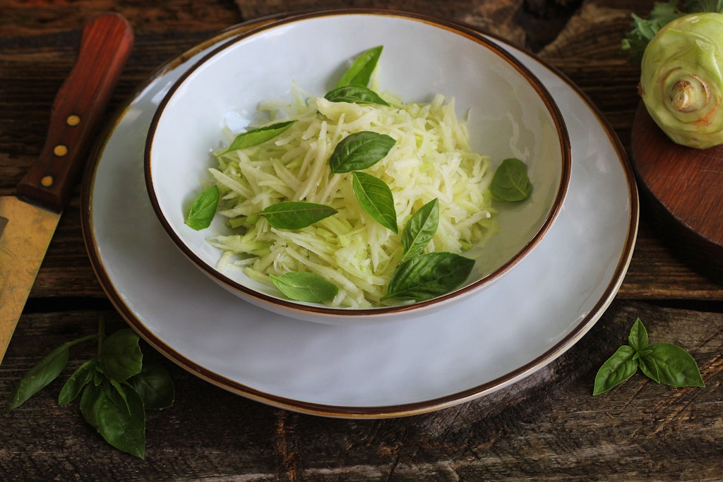 Ein Kohlrabi-Salat ist ein perfekter Snack für zwischendurch.