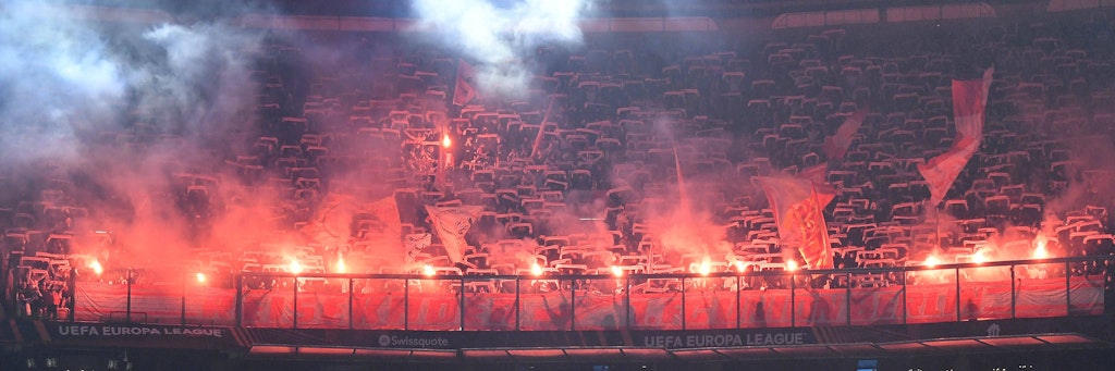 Die Fans des 1. FC Union brennen beim Europa-League-Duell bei Ajax Amsterdam jeden Menge Pyrotechnik ab. 