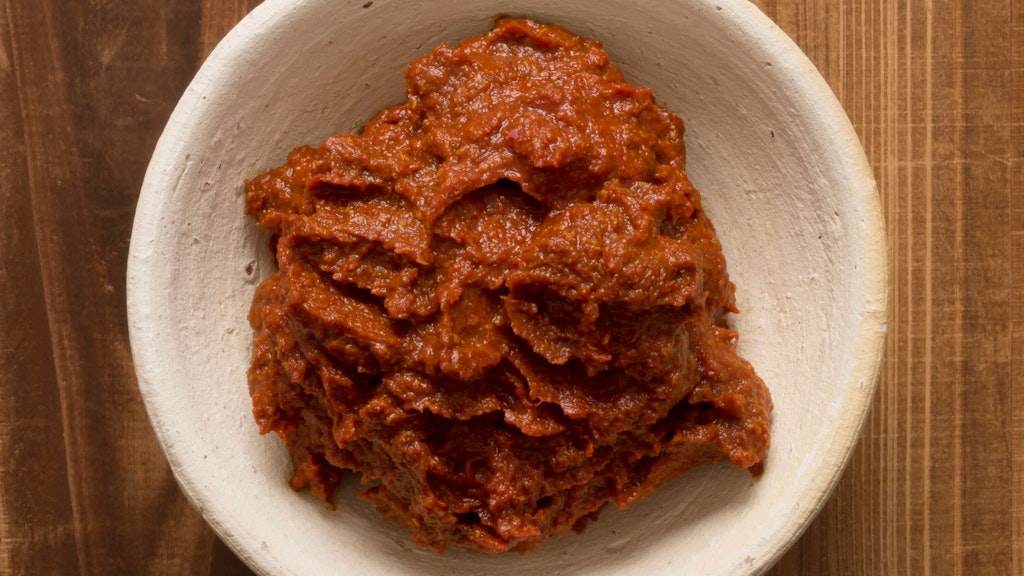 Currypaste gibt es in verschiedenen Farben. Für diese Gericht braucht man rote Currypaste.