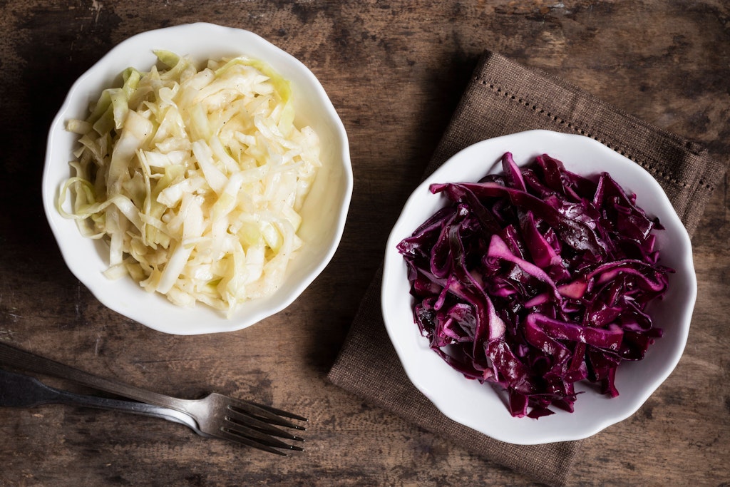 Leckerer Weißkrautsalat aus Weißkohl und Rotkrautsalat aus Rotkohl: In diesem Rezept lernen Sie, wie Sie die beiden Rohkostsalate ganz einfach herstellen.