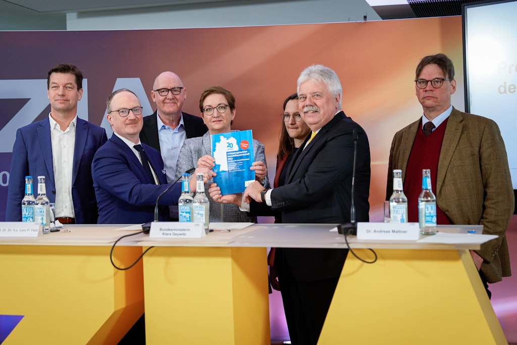 Die Experten übergaben Bauministerin Klara Geywitz (SPD, M.) ihr Frühjahrsgutachten – mit dramatischem Inhalt.