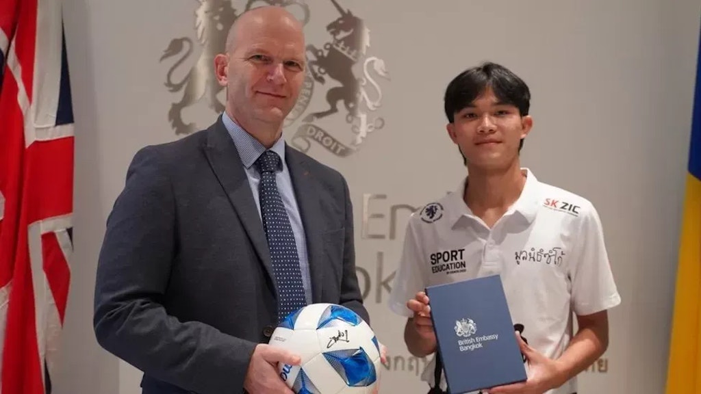 Dom Promthep mit David Thomas von der britischen Botschaft in Thailand.