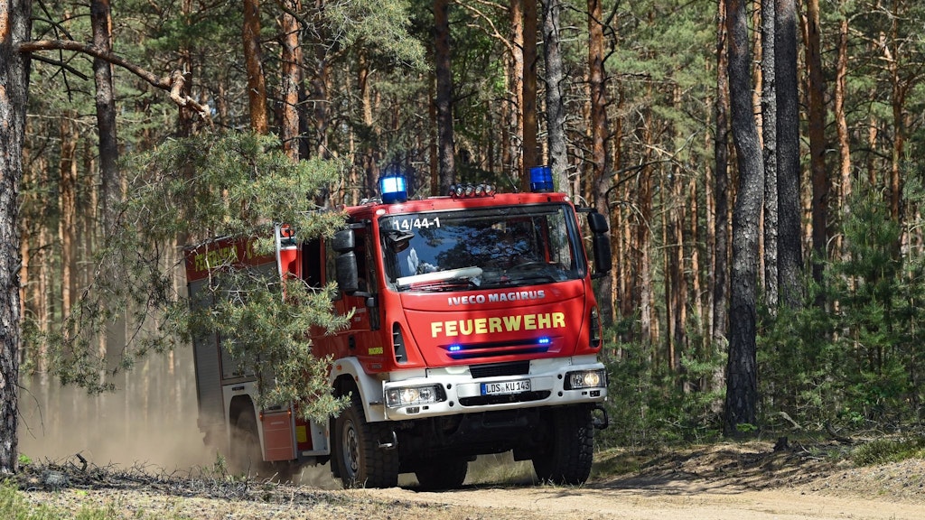 Ein Löschfahrzeug der Feuerwehr fährt zu einem Einsatz. 