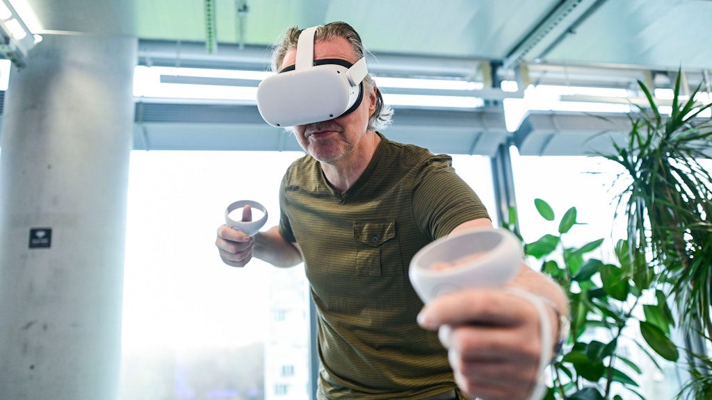Beim Spielen mit der Quest 2 braucht es Platz: Um mit den Armen fuchtelnd nicht das Mobiliar zu zerlegen.
