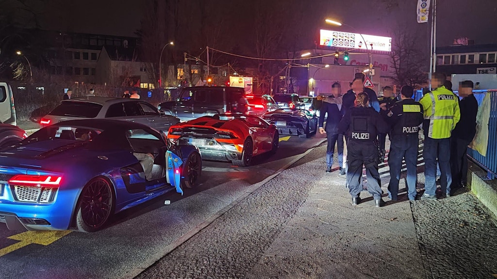 Polizisten rückten an, kontrollierten die teilnehmenden Autos und die jeweiligen Fahrer.