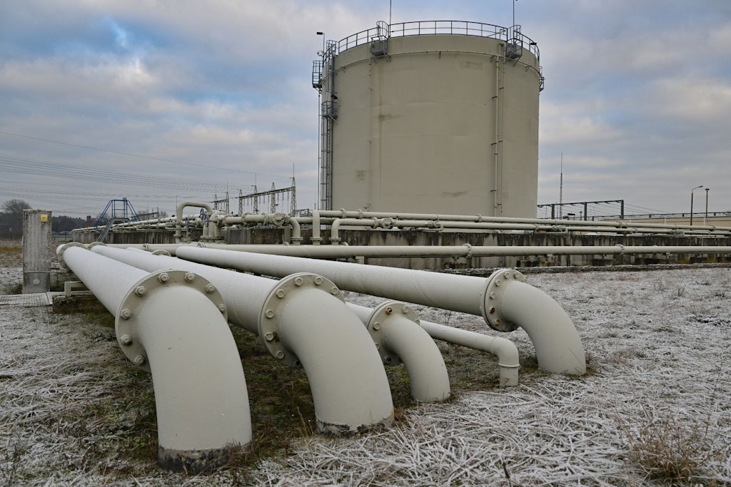 Ein riesiger Tankbehälter steht auf dem Gelände des Gasturbinenkraftwerks des Energiekonzerns Leag.
