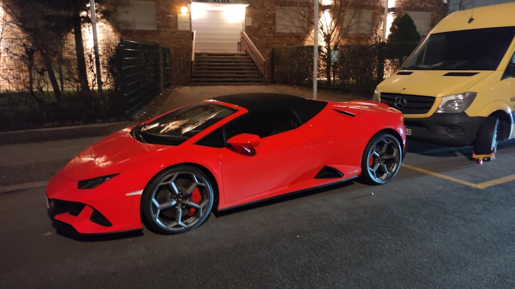 Der rote Lamborghini blieb am Ende am Straßenrand stehen, die Insassen verkrümelten sich zu Fuß.