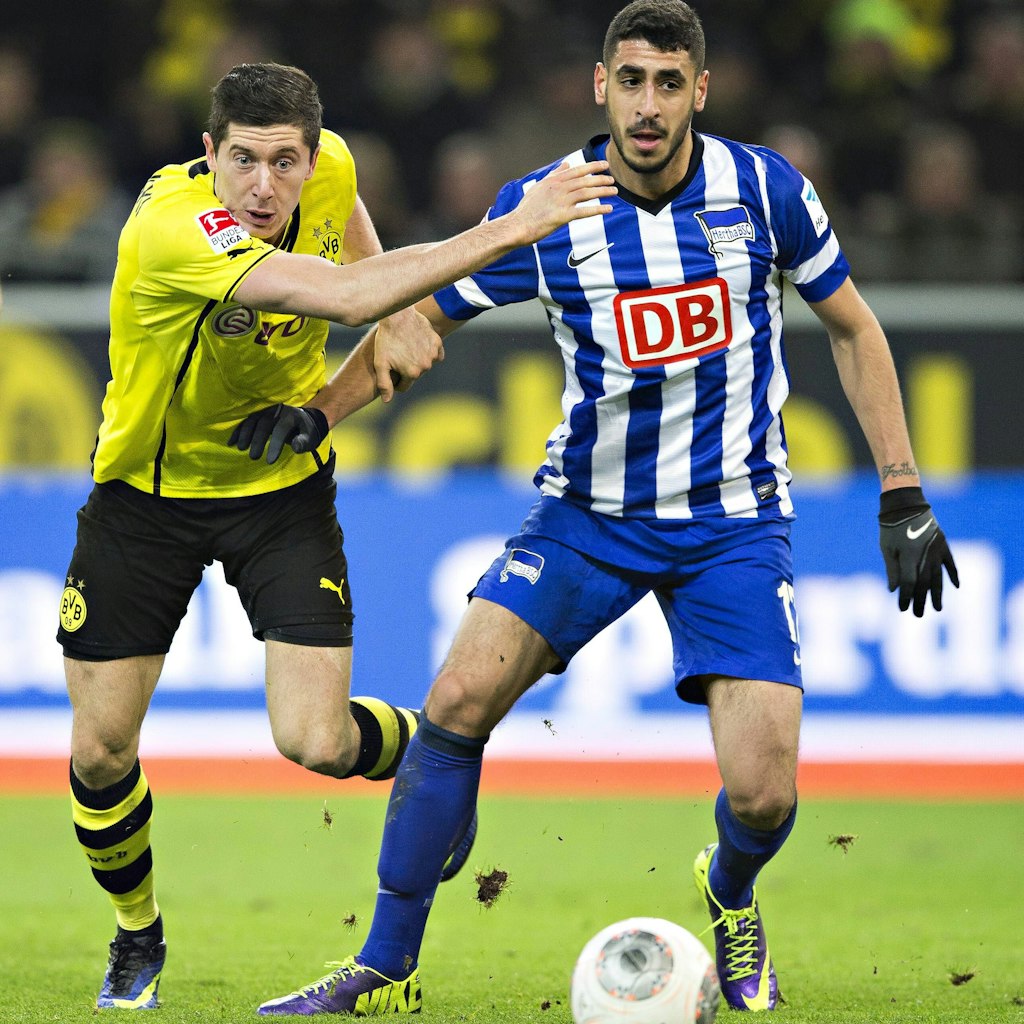 21. Dezember 2013: Herthas Tolga Cigerci bremst den damaligen Dortmund-Stürmer Robert Lewandowski aus. Hertha BSC siegte sensationell 2:1 gegen den BVB.