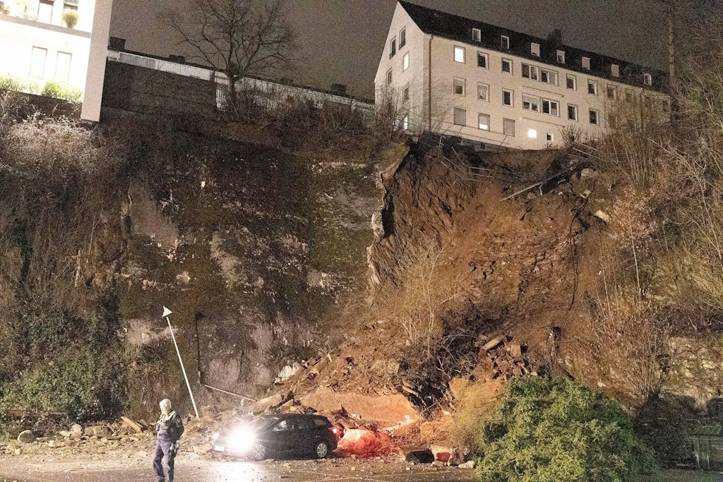 Abgerutschter Hang in Siegen. Polizei und Feuerwehr haben mehrere Wohnungen evakuiert.