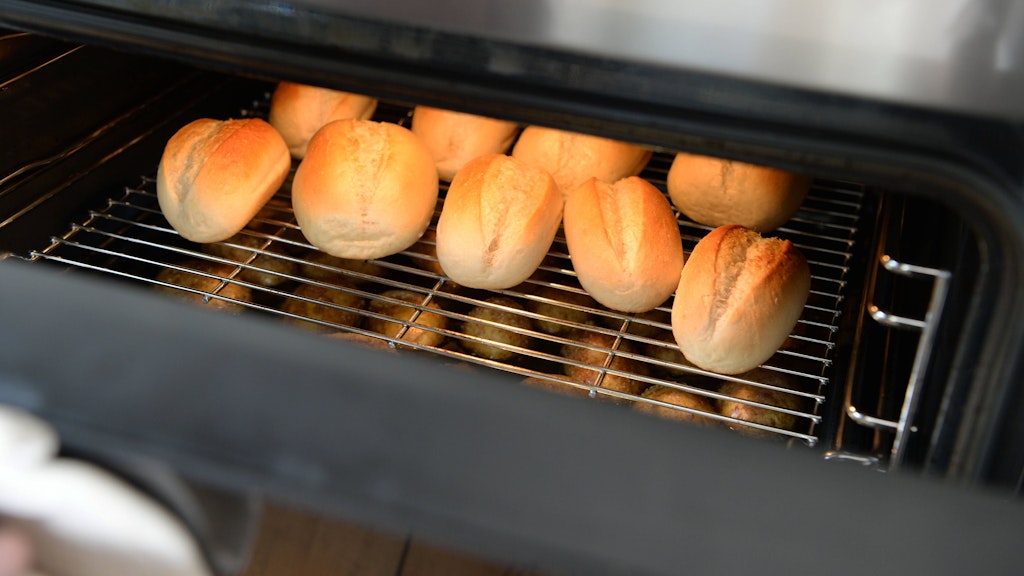 Viele nutzen für ihr Wochenend-Frühstück Brötchen zum Aufbacken - aber mit diesem Rezept machen Sie einfache und trotzdem leckere Frühstücksbrötchen selbst.