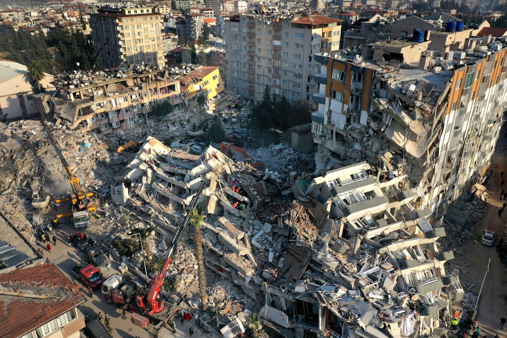 Rettungskräfte an einem eingestürzten Gebäude im türkischen Antakya.