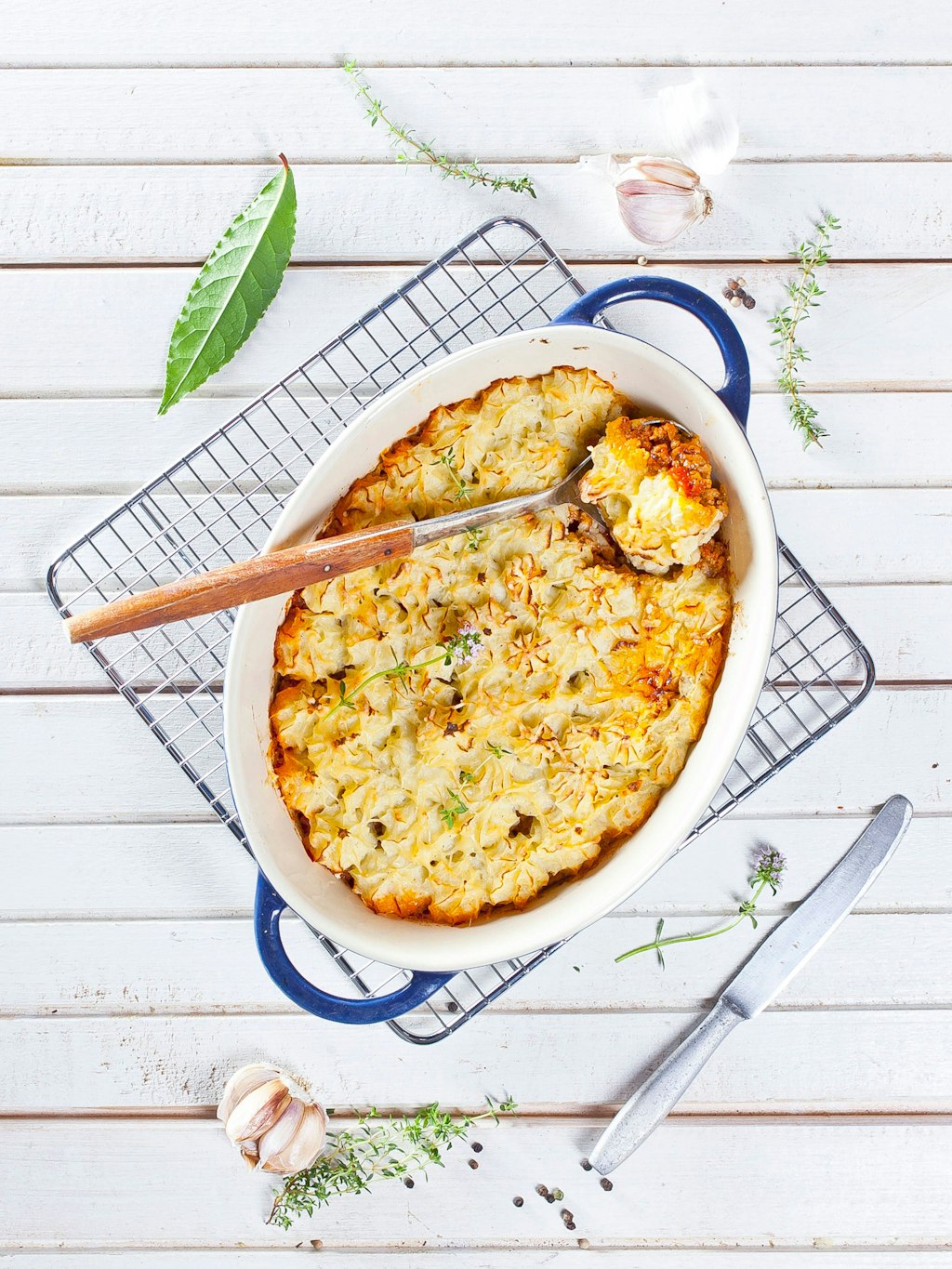Der Auflauf mit Blumenkohl und Brokkoli kann mit beliebigen Zutaten verfeinert werden. Probieren Sie das Rezept unbedingt aus!