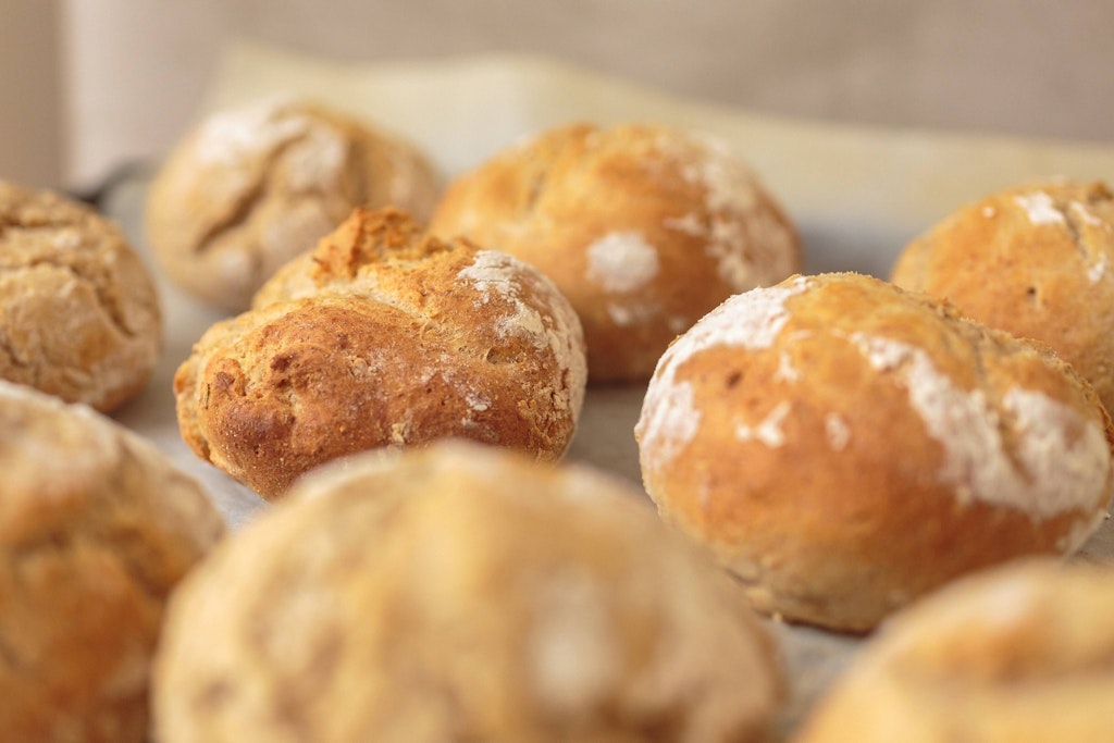 Leckere Brötchen gehören zum Frühstück - und mit diesem Rezept kann man sie ganz leicht selber backen.