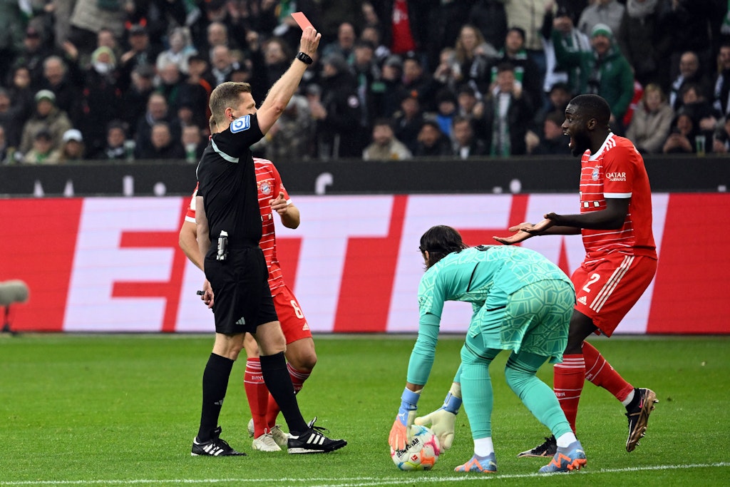 Der Keim der Niederlage! Upamecano vom FC Bayern sieht die Rote Karte im Spiel gegen Borussia Mönchengladbach.